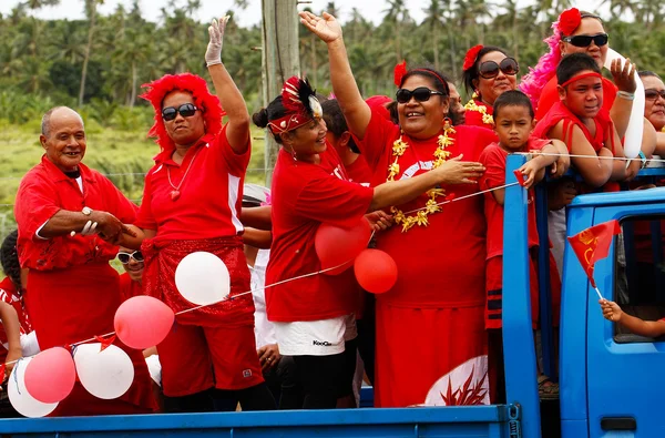 Ludzie obchodzą przybywających moimoi fuifui na Vava'u wyspy tonga — Zdjęcie stockowe