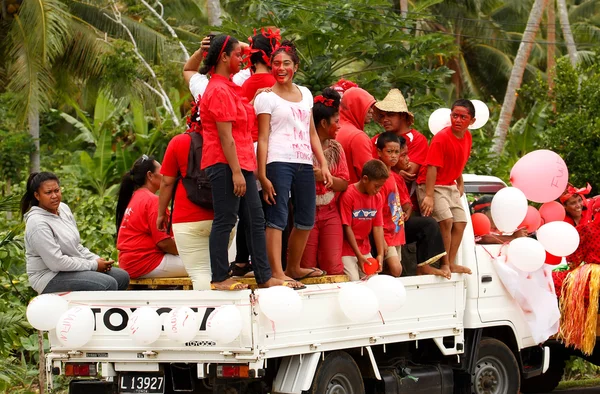 People celebrate arriving Fuifui Moimoi on Vavau island, Tonga — Stock Photo, Image