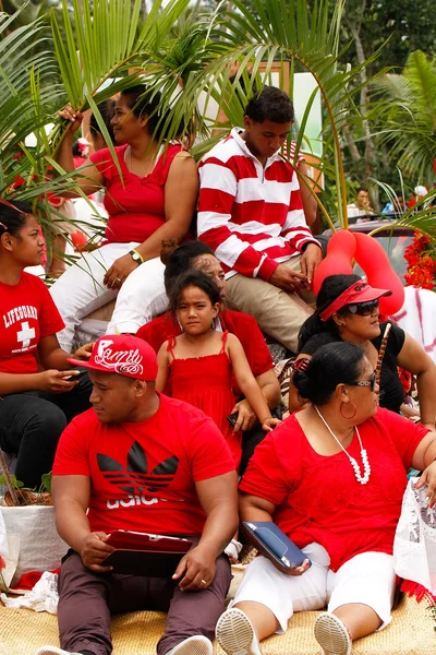 La gente celebra la llegada de Fuifui Moimoi a la isla de Vavau, Tonga — Foto de Stock