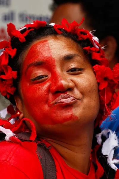 Mujer celebrar llegar Fuifui Moimoi en la isla de Vavau, Tonga — Foto de Stock