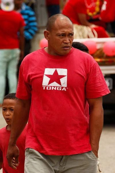 El hombre Tongan celebra la llegada de Fuifui Moimoi a la isla de Vavau, Ton — Foto de Stock