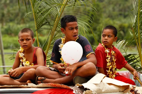 Tongan boys celebrate arriving Fuifui Moimoi on Vavau island, To — Stock Photo, Image
