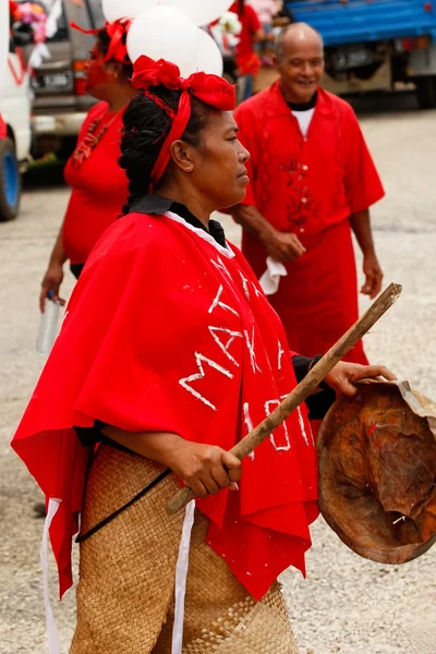 Woman celebrate arriving Fuifui Moimoi on Vavau island, Tonga — Stock Photo, Image