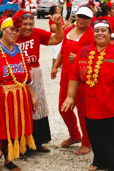 Ihmiset juhlivat saapumista Fuifui Moimoi Vavau saarella, Tonga — kuvapankkivalokuva