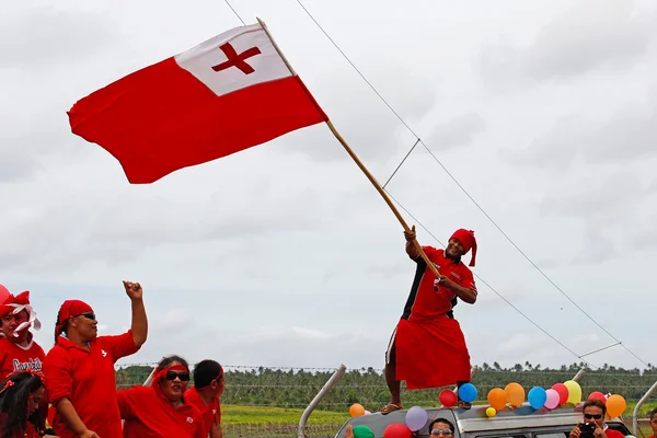 Tongan man feiern die Ankunft fuifui moimoi auf vavau island, ton — Stockfoto