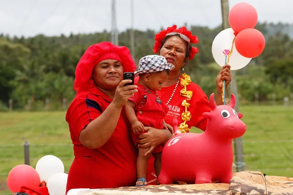 Lidé oslavili přijíždějící fuifui moimoi na ostrově vavau, tonga — Stock fotografie