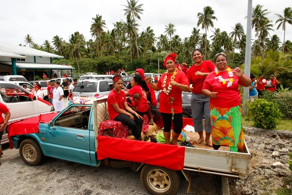 Människor firar ankommande fuifui s på vavau island, tonga — Stockfoto