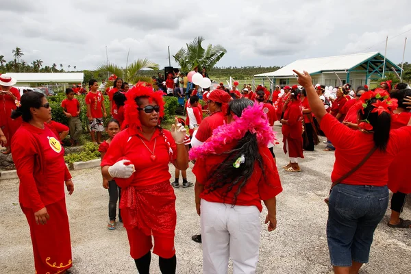 Ludzie obchodzą przybywających moimoi fuifui na Vava'u wyspy tonga — Zdjęcie stockowe