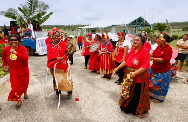 People celebrate arriving Fuifui Moimoi on Vavau island, Tonga — Stock Photo, Image