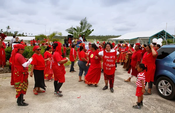 La gente celebra la llegada de Fuifui Moimoi a la isla de Vavau, Tonga —  Fotos de Stock