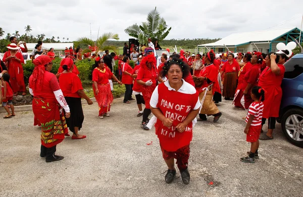 Människor firar ankommande fuifui s på vavau island, tonga — Stockfoto