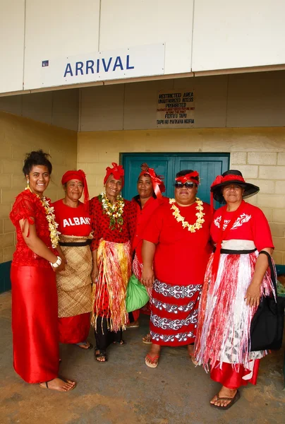 人们庆祝到达 fuifui moimoi 在瓦岛、 汤加 — 图库照片