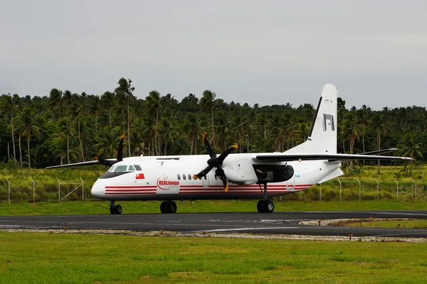 Echte tonga vliegtuig aankomen op de internationale luchthaven van lupepau'u, — Zdjęcie stockowe