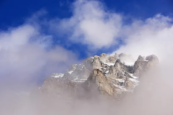 Mount huber s nízkými mraky, národní park yoho, britský columbi — Stock fotografie