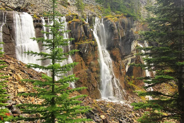 七层面纱瀑布、 湖 · 奥哈拉，优鹤国家公园，加拿大 — 图库照片