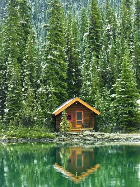 Holzhütte am see o 'hara, yoho nationalpark, kanada — Stockfoto