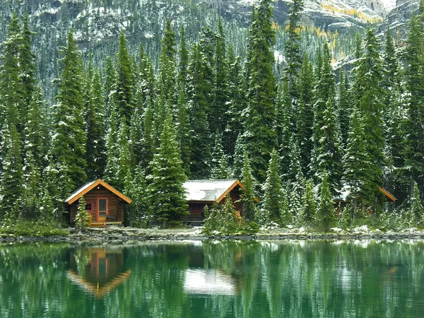 Drewniane domki na jeziorem o'hara, yoho national park, Kanada — Zdjęcie stockowe