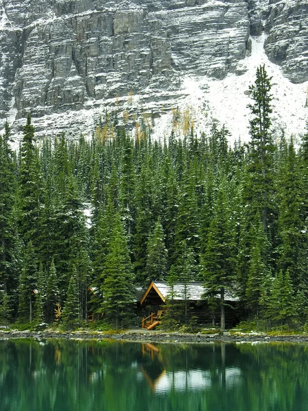 Cabana de madeira no Lago O 'Hara, Parque Nacional Yoho, Canadá — Fotografia de Stock