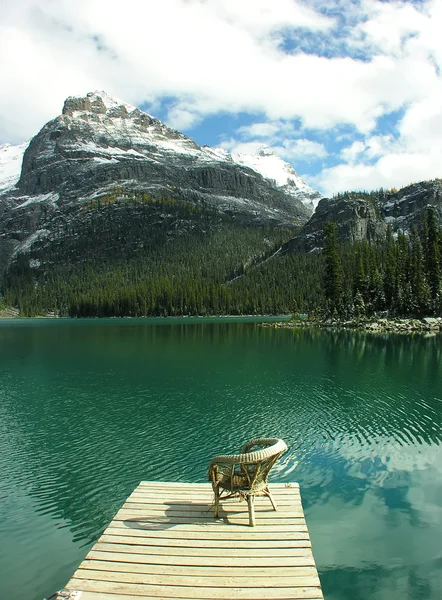 Židle na dřevěném molu, jezero o'hara, národní park yoho, Kanada — Stock fotografie