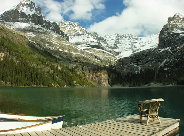 Tuoli puulaiturilla, O 'Hara-järvi, Yohon kansallispuisto, Kanada — kuvapankkivalokuva