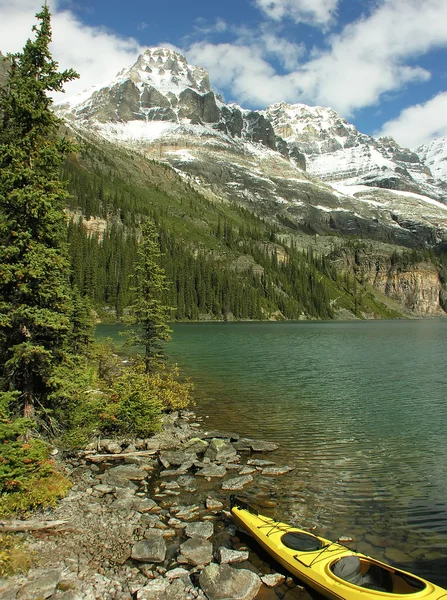 Gelbes Kajak am Lake o 'hara, Yoho Nationalpark, Kanada — Stockfoto