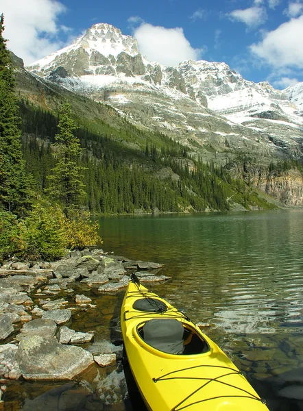 Kayak amarillo en el Lago O 'Hara, Parque Nacional Yoho, Canadá —  Fotos de Stock