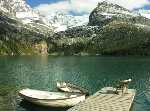 Barche di legno al lago O'Hara, Yoho National Park, Canada — Foto Stock