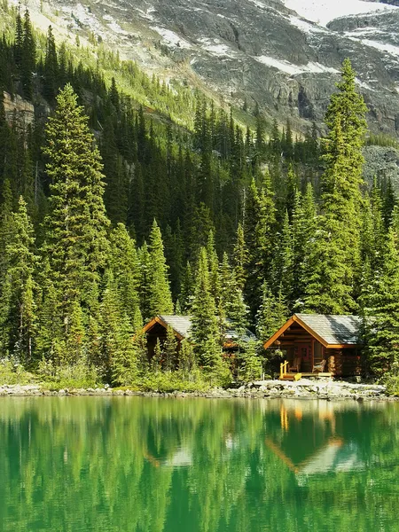 Cabanas de madeira no Lago O 'Hara, Parque Nacional Yoho, Canadá — Fotografia de Stock
