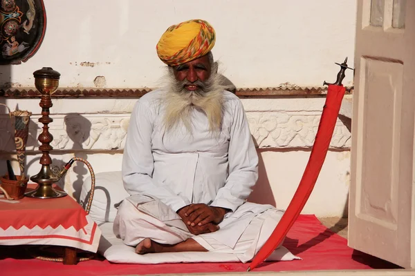 Hombre indio sentado en el Fuerte Mehrangarh, Jodhpur, India — Foto de Stock