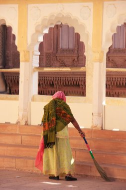 Hintli kadın süpürme zemin, mehrangarh fort, jodhpur, Hindistan