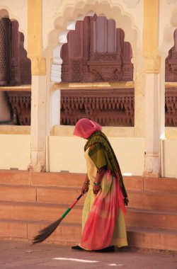 Hintli kadın süpürme zemin, mehrangarh fort, jodhpur, Hindistan