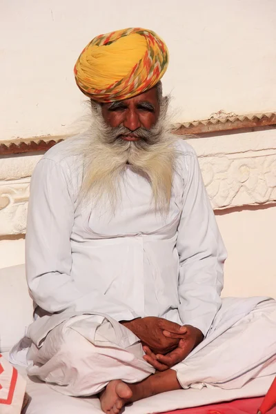 Indian man sitting at Mehrangarh Fort, Jodhpur, India — Stock Photo, Image