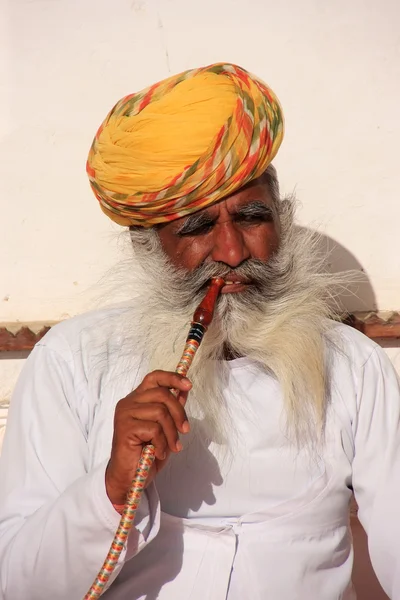 Indyjski człowiek siedzi w mehrangarh fort, jodhpur, india — Zdjęcie stockowe