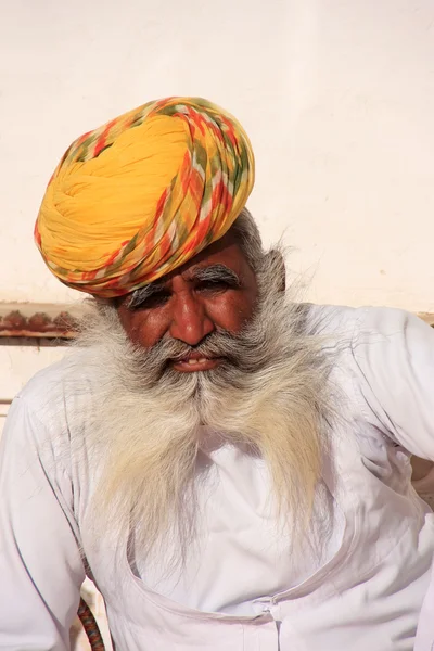 Homem indiano sentado em Mehrangarh Fort, Jodhpur, Índia — Fotografia de Stock