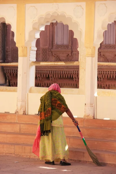 Indiase vrouw vegen verdieping, mehrangarh fort, jodhpur, india — Stockfoto