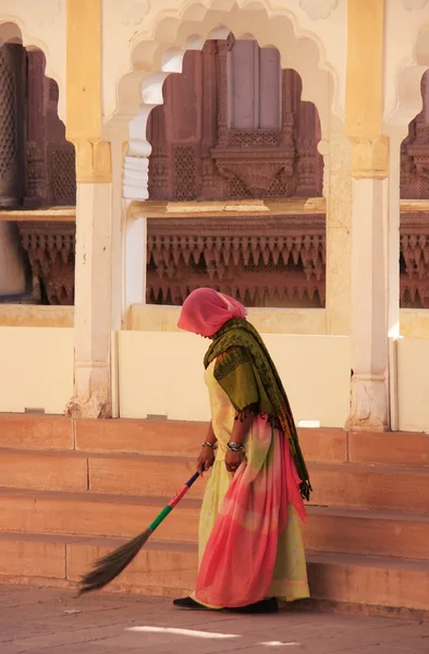 Indian woman sweeping floor, Mehrangarh Fort, Jodhpur, India — Stock Photo, Image