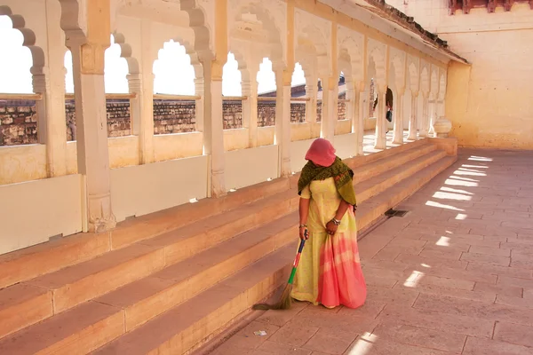 Indian woman sweeping floor, Mehrangarh Fort, Jodhpur, Índia — Fotografia de Stock