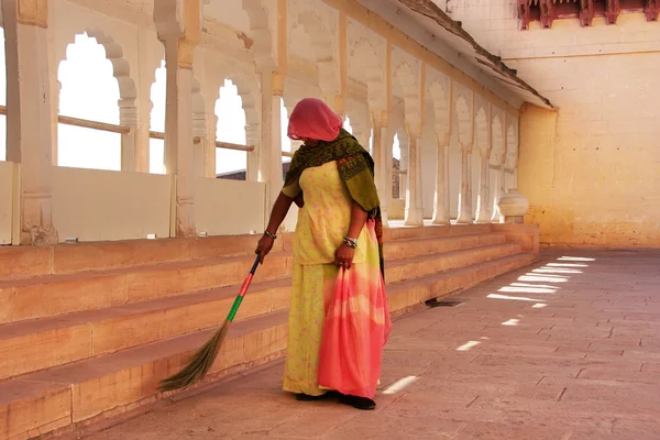 Indianka zamiatanie podłogi, twierdza Mehrangarh, jodhpur, india — Zdjęcie stockowe