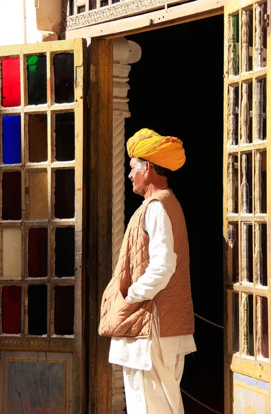 Indyjski człowiek stojący przy drzwiach w twierdza Mehrangarh, jodhpur, — Zdjęcie stockowe