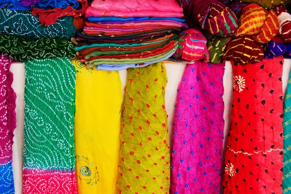 Exhibición de bufandas coloridas, Fuerte de Mehrangarh, Jodhpur, India — Foto de Stock