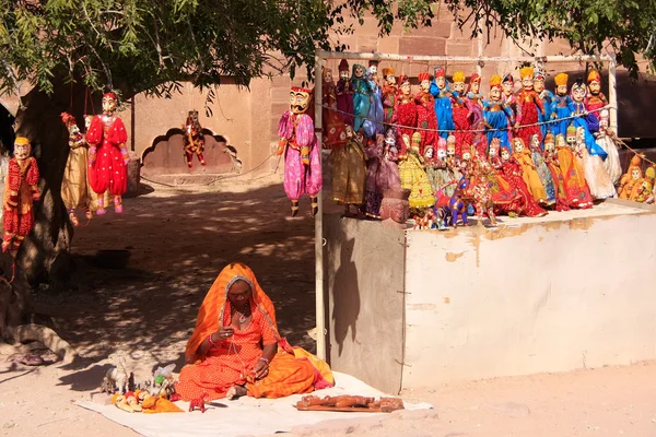 Indian woman selling puppets, Mehrangarh Fort, Jodhpur, India — Stock Photo, Image