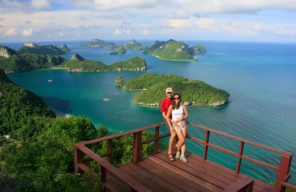 Ζευγάρι που στέκεται στην προβολή σημείο, ang thong εθνικού θαλάσσιου πάρκου, t — Φωτογραφία Αρχείου