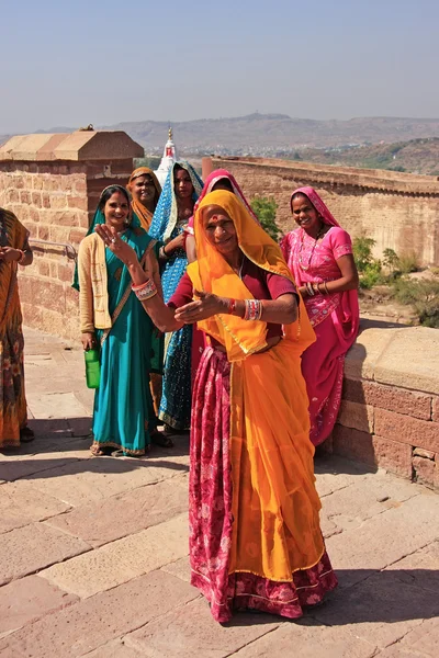 站在 mehrangarh 堡，焦特布尔，印度的印度妇女 — 图库照片
