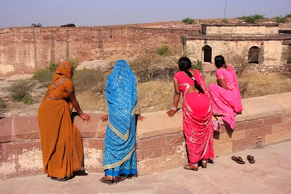 Indiska kvinnor står på mehrangarh fort, jodhpur, india — Stockfoto