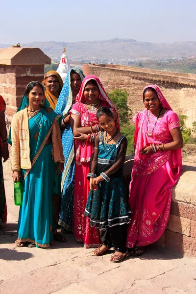 Mujeres indias de pie en Mehrangarh Fort, Jodhpur, India — Foto de Stock