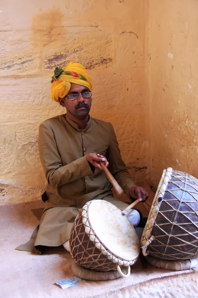 Indický muž hraje na bicí nástroje, mehrangarh fort, jodhpur, Indie — Stock fotografie