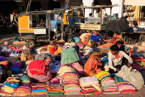 Povo indiano vendendo pano, Mercado de Sadar, Jodhpur, Rajasthan, I — Fotografia de Stock