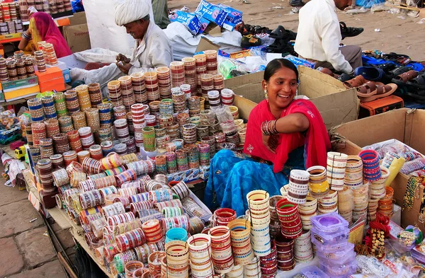 Indianka sprzedaży bangels w sadar rynku, jodhpur, india — Zdjęcie stockowe