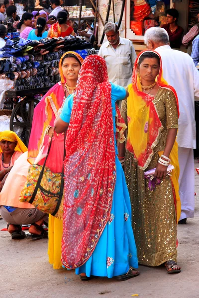 Indyjskie kobiety stały w sadar rynku, jodhpur, india — Zdjęcie stockowe