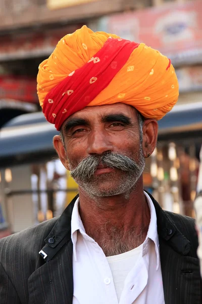 Hombre Inidan caminando en el mercado de Sadar, Jodhpur, India — Foto de Stock